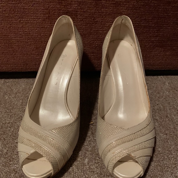 Cream peep-toe shoes size 38 (7-7 1/2) - Picture 2 of 4